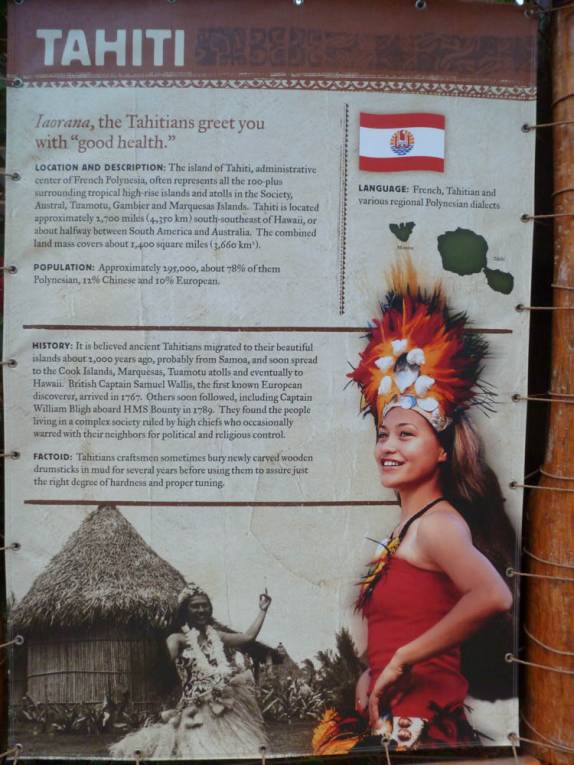 Painel informativo com a cultura polinésia do Taití, em exposição no Polynesia Cultural Center, em Oahu, no Havaí